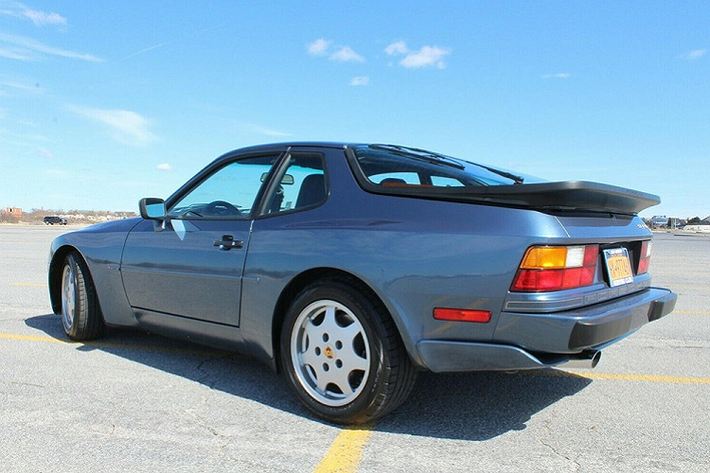 Do đó, cùng với số tiền 58.000 USD, tại sao bạn không lựa chọn lấy một chiếc Porsche cổ điển, đặc sắc hơn ví như chiếc Porsche 944 S2 đời 1990 ở hình trên. Nó đang được chào bán trên eBay, và mặc dù số tiền yêu cầu có vẻ cao, nhưng không phải là vô lý mà như thế.