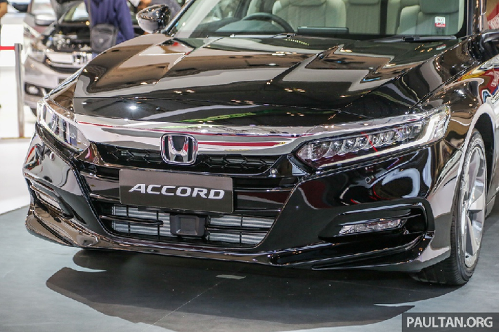 Honda Accord được trang bị đèn chiếu sáng công nghệ LED tích hợp cảm biến bật tắt tự động, đèn hậu LED cách điệu chữ C, gạt mưa tự động, mâm xe hợp kim kích thước 18 inch thiết kế dạng cánh quạt.