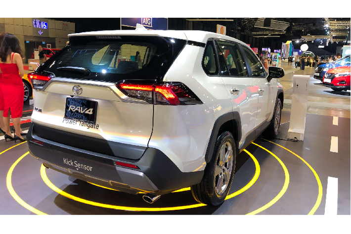 Toyota RAV4 thế hệ mới mang thiết kế nam tính hơn không còn mang nét “dở ông dở thằng” như thế hệ trước đó. Xe sở hữu đèn pha và đèn hậu full-LED, hốc gió phía trước cỡ lớn, tổng thể thêm hài hoà hơn với “dàn chân” lắp mâm 18 inch đa chấu (225/60R18).