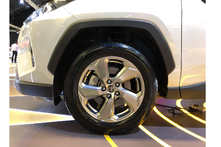 Việc chuyển sang sử dụng nền tảng khung gầm toàn cầu TNGA mới cho phép RAV4 thế hệ mới gia tăng chiều dài cơ sở thêm 30,3mm so với thế hệ cũ, đạt mức 2.689mm. Bên cạnh kích thước (DxRxC) lần lượt: 4.594 x 1.854 x 1.699mm.