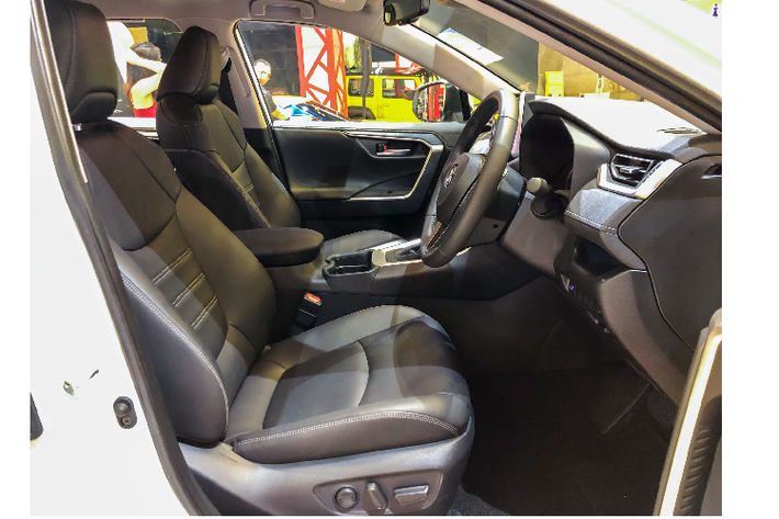 Toyota RAV4 tại Singapore được trang bị Tiêu Chuẩn 07 túi khí, cân bằng điện tử (VSC), kiểm soát trượt (TRAC), phanh (ABS & BA). Trang bị gói an toàn Toyota Safety Sense với cruise control radar (Dynamic radar cruise control) như thiếu vắng nhiều “đồ chơi” khác như: cảnh báo chệch làn đường (LDA), cảnh báo trước va chạm (PCS), đèn pha thích ứng, hệ thống hỗ trợ nhắc nhở biển báo (RSA),…
