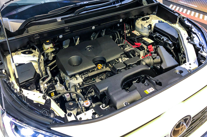 Tại một số thị trường như Bắc Mỹ, Toyota RAV4 có các phiên bản dùng máy 2.5L hút khí tự nhiên và 2.5L hybrid II, cả hai phiên bản đều sử dụng kết hợp với hệ dẫn động bốn bánh toàn thời gian All-Wheel Drive Intelligence (AWD-I) với khả năng phân bổ mô-men xoắn thông minh (Dynamic Torque Vectoring All-Wheel Drive).