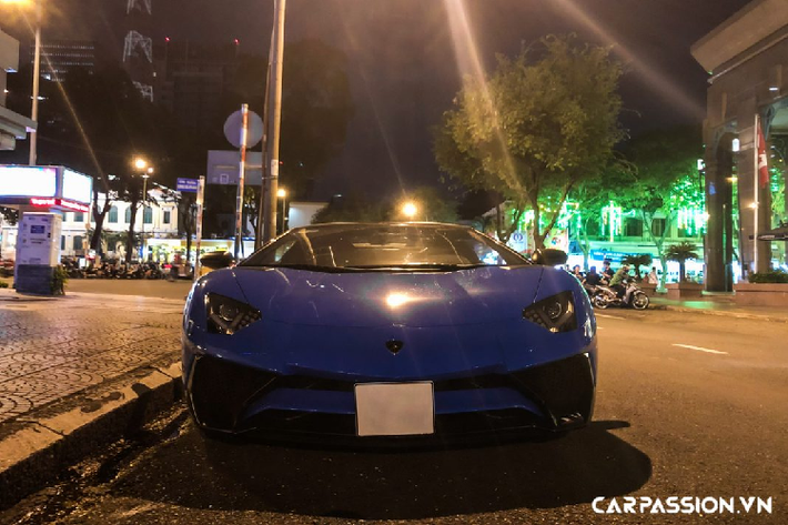 Được ra mắt tại sự kiện Pebble Beach Concours d’Elegance 2015 chỉ không lâu kể từ thời điểm chiếc Lamborghini Aventador SV LP750-4 xuất hiện, phiên bản mui trần Aventador SV Roadster đánh dấu lần đầu tiên hãng xe Ý gắn mác “SuperVeloce”. So với biến thể Coupe khi có 600 xe xuất xưởng, Aventador SV Roadster có số lượng ít hơn 100 xe khi chỉ có 500 chiếc được bàn giao đến tay khách hàng.