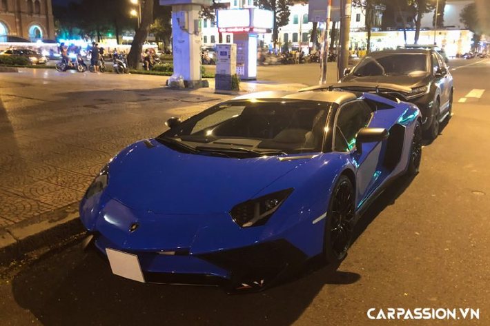 Khác với chiếc siêu xe Lamborghini Aventador SV Roadster màu vàng nhám hiện đang định cư tại Hà Nội, chiếc thứ hai thuộc sở hữu của một người chơi xe kín tiếng tại Sài Gòn và mang trên mình lớp sơn xanh Blue Lemans đẹp mắt.