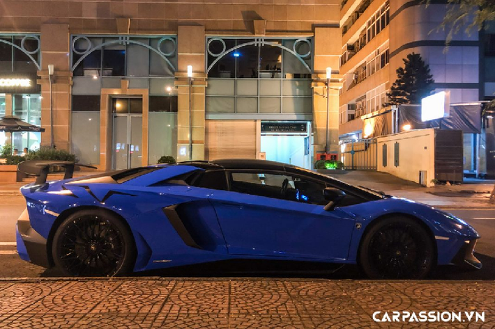 Kể từ khi về nước, số lần ra đường của chiếc Aventador SV Roadster màu xanh Blue Lemans chỉ có thể đếm trên đầu ngón tay. Mới đây nhất, mẫu siêu xe sản xuất giới hạn này đã bị bắt gặp khi đi dạo phố đêm Sài Gòn. Ngoài ra, tại Sài Gòn còn có sự xuất hiện của một chiếc Lamborghini Aventador SV LP750-4 hiện đang được dán decal màu xanh dương khá tinh tế.