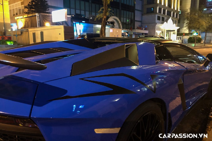 Không chỉ có thiết kế đẹp mắt, bộ mâm này còn được Lamborghini bổ sung bộ khóa tâm bánh xe tương tự như những mẫu xe đua và chỉ có thể mở ra khi dùng thiết bị chuyên dụng. Ẩn sau bộ mâm là hệ thống phanh đĩa hiệu năng cao với cùm phanh Lamborghini sơn đen và đĩa phanh carbon ceramic có khả năng chịu nhiệt tốt.