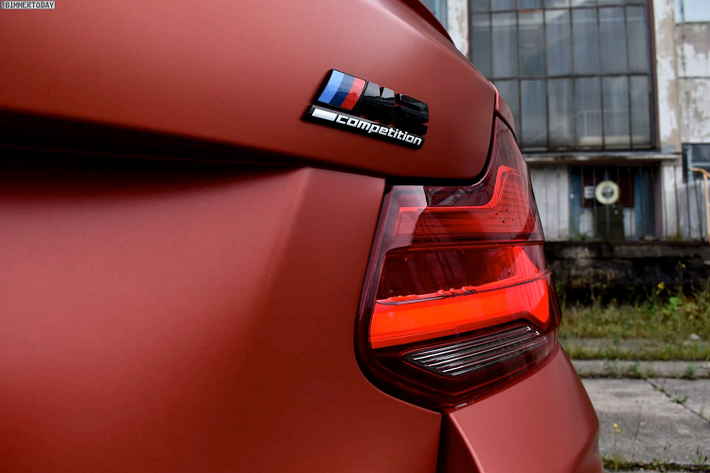 Màu sơn BMW M2 này có tên chính thức là Frozen Sunset Orange, và chỉ có 2 mẫu M2 Competition rời khỏi nhà máy Leipzig của BMW trong màu sơn này.