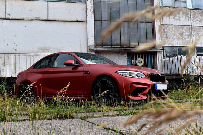 Theo BMW Blog, chương trình sơn cá nhân hóa BMW Individual chưa chính thức có sẵn cho M2. Tuy nhiên, nhà sản xuất ô tô dường như đã đưa ra một số ngoại lệ, trong đó đáng chú ý nhất là chiếc M2 'cơ sở' được đặt hàng bởi nhà sưu tập xe nổi tiếng Michael Fux mà ông đã đặt hàng với màu Austin Yellow tương tự như F82 M4.