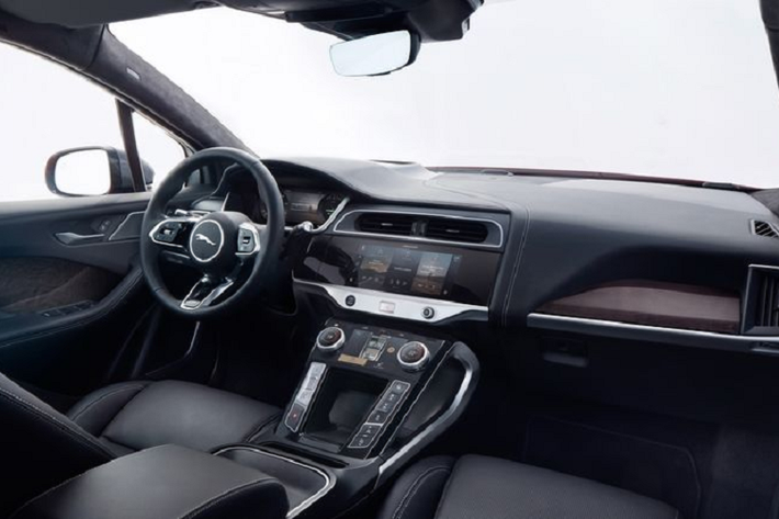 Theo hãng xe Anh quốc, giá xe Jaguar I-Pace 2020 sẽ được bán ra từ 80.970 USD (khoảng hơn 1,9 tỷ đồng), với 3 màu sơn bổ sung, bao gồm màu xanh dương Portofino, đỏ Caldera và xám Eiger.