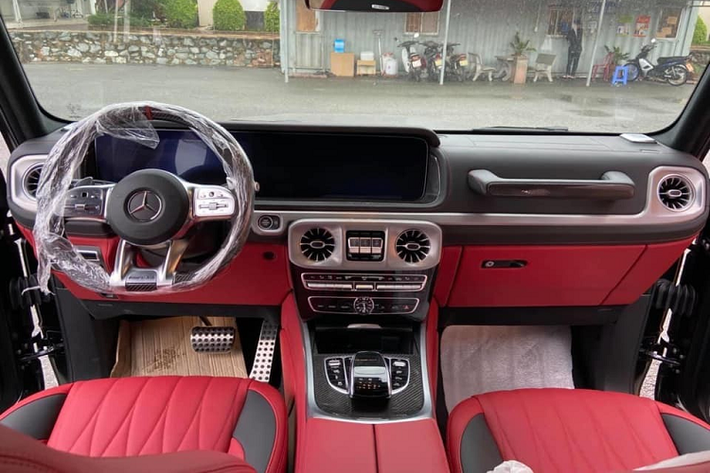 Ngoài bộ mâm độc đáo này ra, những chiếc Mercedes-AMG G63 có gói tuỳ chọn off-road Trail Package còn có thêm hệ thống treo mới một số thay đổi nhỏ ở chắn bùn bánh xe và cản va sau. Ở Đức, gói tuỳ chọn off-road Trail Package trên những chiếc Mercedes-AMG G63 có giá hơn 81 triệu đồng. Còn giá xe Mercedes-AMG G63 2020 đầu tiên Việt Nam mang gói tuỳ chọn off-road Trail Package có giá bán trên 11 tỷ đồng.