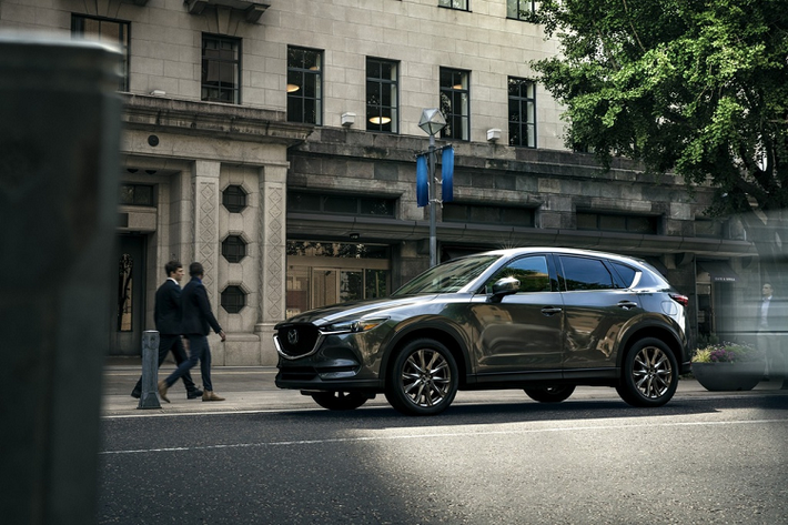 Sau CX-9, Mazda CX-5 2021 mới tiếp tục được hãng xe Nhật Bản nâng cấp tại Mỹ. Mẫu SUV này sẽ có mặt tại các đại lý vào tháng 9/2020. Xe có 7 phiên bản cùng mức giá từ 25.200 USD đến 37.400 USD (khoảng 579 đến 868 triệu đồng).