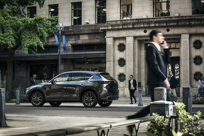 Tương tự CX-9, Mazda CX-5 2021 có thêm 2 phiên bản Carbon Edition và Carbon Edition Turbo. CX-5 Carbon Edition được xây dựng dựa trên phiên bản CX-5 Touring đi kèm gói Touring Preferred SV. Phiên bản này được sơn màu xám Polymetal độc quyền kết hợp nhiều chi tiết sơn đen bóng như ốp gương chiếu hậu, lưới tản nhiệt và bộ mâm hợp kim 19 inch.