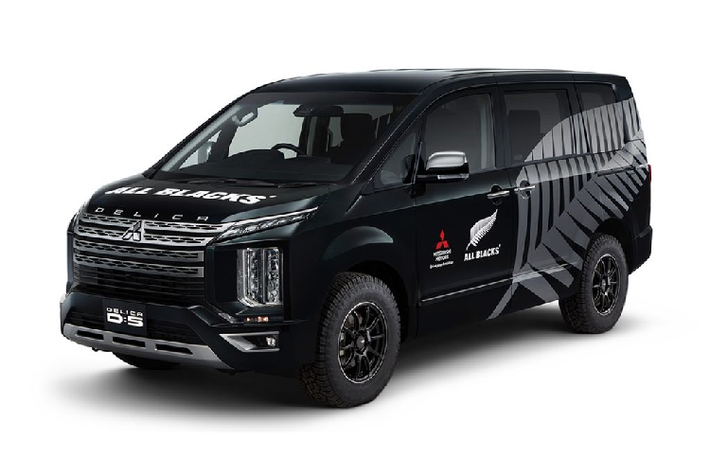 Chưa hết, xe còn được trang bị bộ lốp mọi địa hình Toyo Tires Open Country R/T, bọc ngoài bộ mâm off-road Rays Team Daytona M9. Cuối cùng, xe được trang bị giá đỡ nóc cùng ứng dụng điện thoại “Weekend Explorer” với khả năng kết nối hệ thống âm thanh với smartphone.