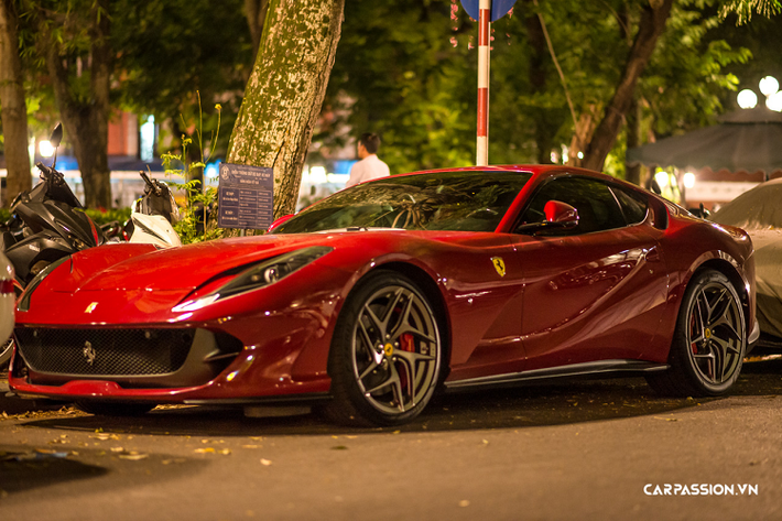 Giá xe Ferrari 812 Superfast sẽ ở vào mức từ hơn 335.000 USD cho bản tiêu chuẩn và 363.730 USD cho biến thể mui cứng xếp điện 812 GTS.