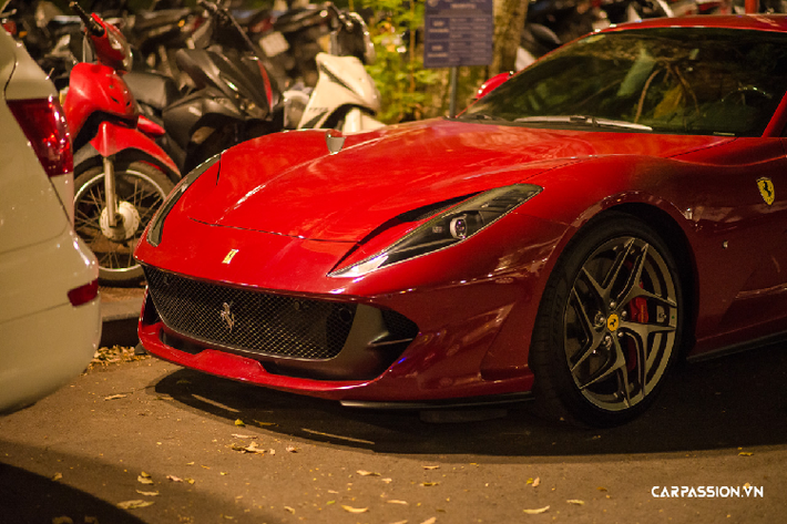 Đây chính là một trong hai chiếc Ferrari 812 Superfast “hiếm hoi” được đưa về Việt Nam không lâu kể từ khi chiếc xe này được chính thức ra mắt. Chiếc còn lại được đưa về Việt Nam với màu sắc đen bóng cùng nhiều trang bị, tùy chọn đầy hầm hố, thể thao. Tuy nhiên, chiếc 812 Superfast đầu tiên này vẫn mang một phong cách phối màu đầy truyền thống của thương hiệu với khoang nội thất màu da bò và ngoại thất màu đỏ.