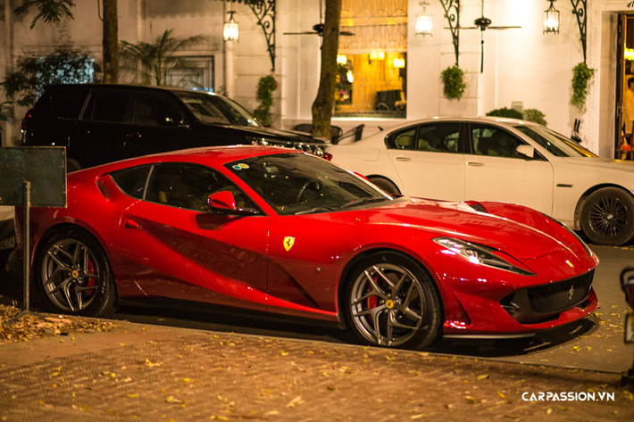 Chiếc Ferrari 812 Superfast tại Việt Nam mang trên mình màu đỏ kim với tông sẫm. Màu sắc này được gọi là “Rosso Mugello”, tôn lên những đường nét góc cạnh cho chiếc siêu xe với động cơ đặt trước. Kết hợp với màu sắc đỏ sẫm của ngoại thất, xe được trang bị bộ mâm 5 chấu kép chéo được sơn màu xám nòng súng đầy hầm hố.