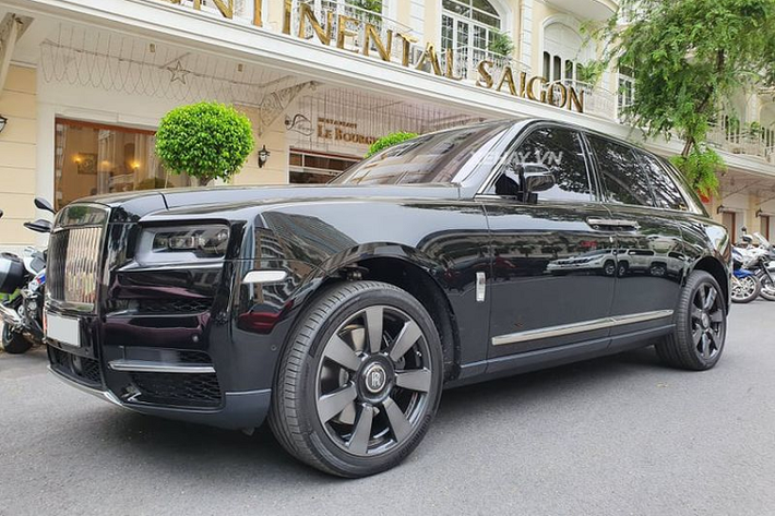 Không chỉ có ngoại hình bóng bảy và đẳng cấp, Cullinan còn có khả năng offroad đỉnh cao với cơ chế dẫn động AWD thay cho RWD trên các mẫu xe trước đây. Cơ chế này liên kết chặt chẽ với hệ thống treo khí nén tự điều chỉnh độ cao được Rolls-Royce cân chỉnh riêng cho off-road hoặc chạy trên đường thông thường.