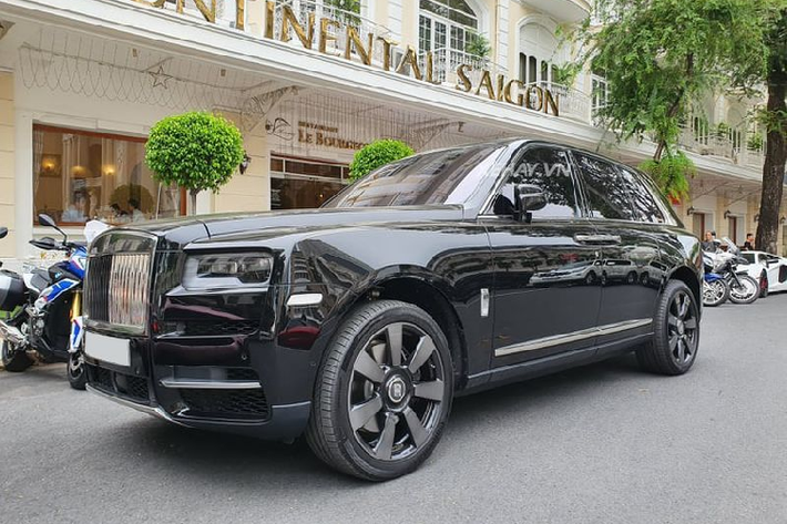 Mẫu xe sang Rolls-Royce Cullinan được xem là mẫu SUV "Vạn người mê" không chỉ trên thế giới mà còn ở cả tại Việt Nam. Bằng chứng là cho tới thời điểm hiện tại, số lượng Cullinan lăn bánh trong nước đã đạt hơn 10 chiếc, phân bố khắp các tỉnh thành từ Bắc vào Nam.