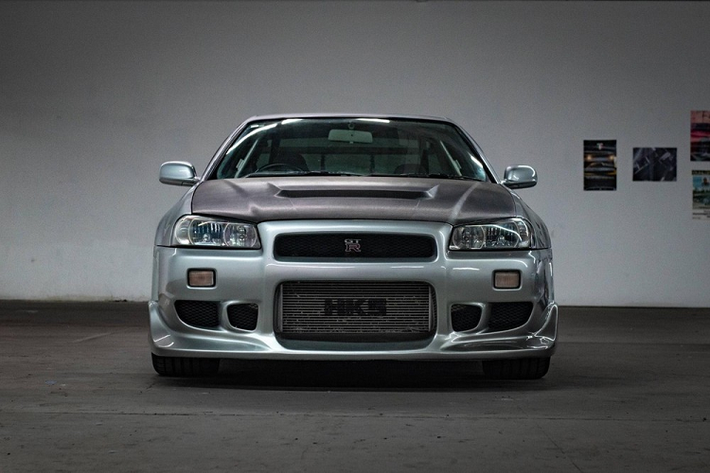 Người đàn ông này dự định biến chiếc xe thành bản sao của chiếc Nissan Skyline R34 có tên thân mật là "Blackbird" mà MotoRex từng cho Paul Walker mượn. Do đó, chiếc Nissan Skyline R34 được bổ sung bộ body kit C-West và những phụ kiện độ khác.
