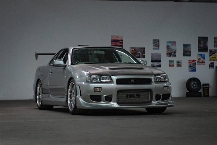 Chiếc Nissan Skyline R34 từng thuộc sở hữu của Paul Walker thuộc phiên bản V-Spec và được sơn màu bạc Sonic Silver. Điều thú vị là nam diễn viên đã không giữ chiếc Nissan Skyline R34 lại để dùng trong thời gian dài mà quyết định bán đi rồi mua một chiếc V-Spec II màu trắng.