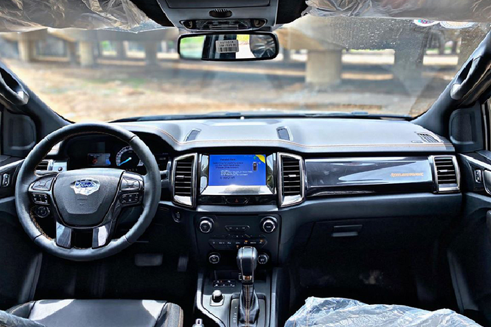 Làm một phép so sánh nhỏ, với mức giá xe Ford Ranger Wildtrak hơn 3 tỷ đồng, khách hàng tại Việt Nam có nhiều lựa chọn trong phân khúc xe hạng sang như Mercedes GLC 300 4MATIC hay BMW X4. Nhưng đó chỉ là một cách để các bác dễ hình dung giá trị của tấm biển ngũ quý 5 mang lại.