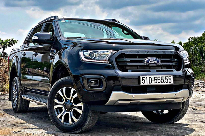 Chiếc Ford Ranger biển ngũ quý này thuộc phiên bản Bi-Turbo đời 2019. Giá niêm yết của mẫu xe Ford Ranger Wildtrak Bi-Turbo 2020 là 918 triệu. Nếu giao dịch mua bán thành công, chủ xe sẽ bỏ túi khoảng 2 tỷ đồng. Xe chỉ mới chạy lướt, các tấm ni-lon bọc xe mới còn nguyên.