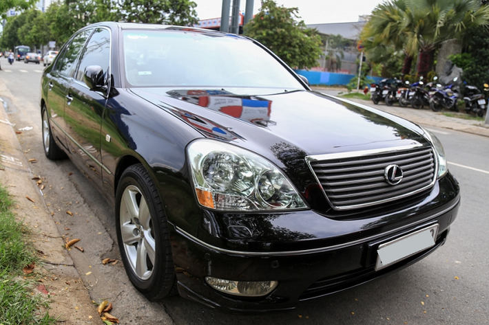 Những chiếc sedan cỡ lớn như Lexus LS, Mercedes-Benz S-Class hay BMW 7-Series luôn mang lại đẳng cấp nhất định cho người sở hữu. Những mẫu xe này dù đã sử dụng với thời gian trên 10 năm nhưng vẫn uy nghi khi xuất hiện trên đường phố. Một trong những chiếc xe mang lại cảm giác đó là Lexus LS430 đời 2006 cũng khá phổ biến tại Việt Nam.