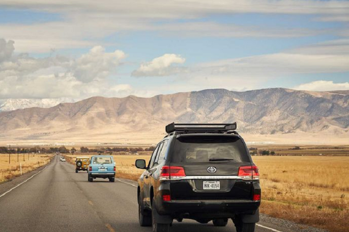 Bên cạnh thiết kế khoang nội thất sang trọng và ấn tượng, Toyota Land Cruiser Heritage Edition 2020 còn được trang bị hàng loạt tính năng công nghệ đáng chú ý. Toyota còn cung cấp thêm gói option 2.200 USD (khoảng 51,6 triệu đồng) cho trang bị màn hình giải trí ở hàng ghế sau.