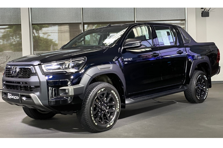 Ở phiên bản facelift, phần đầu của mẫu bán tải Toyota Hilux thế hệ mới lấy cảm hứng từ RAV4 thế hệ mới và dòng xe đàn anh Tacoma. Lưới tản nhiệt lục giác mở rộng ở dưới được viền dày, kết hợp với những nan lưới to bản, góp phần tôn lên sự mạnh mẽ và bề thế của mẫu bán tải. Chính giữa là logo Toyota nổi bật và dải chrome trang trí.