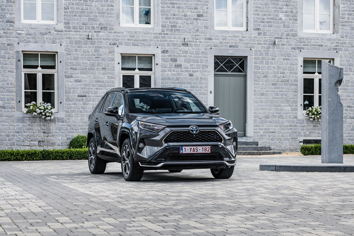 Toyota vừa công bố đầy đủ thông số của chiếc RAV4 Plug-In Hybrid (còn được gọi là RAV4 Prime tại Bắc Mỹ). Tại châu Âu, Toyota RAV4 Plug-In Hybrid 2021 mới là mẫu xe hybrid cao cấp nhất của hãng xe Nhật.