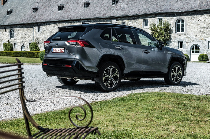 Phiên bản mạnh nhất của Toyota RAV4 thế hệ mới có tổng công suất 302 mã lực, sản sinh từ động cơ xăng Hybrid Dynamic Force 2.5L và 2 mô-tơ điện. Cung cấp năng lượng cho 2 mô-tơ điện là khối pin lithium-ion 18,2 kWh.