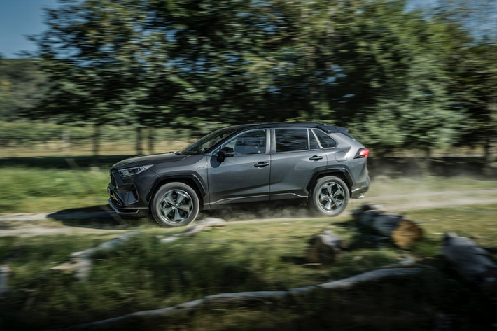 Với pin sạc đầy và vận tốc giới hạn ở 135 km/h, RAV4 PHEV có thể di chuyển quãng đường lên đến 98 km ở chế độ EV. Bên cạnh chế độ EV, RAV4 PHEV còn có chế độ HV (hybrid), chế độ tự động chuyển đổi HV/EV và chế độ tự sạc.