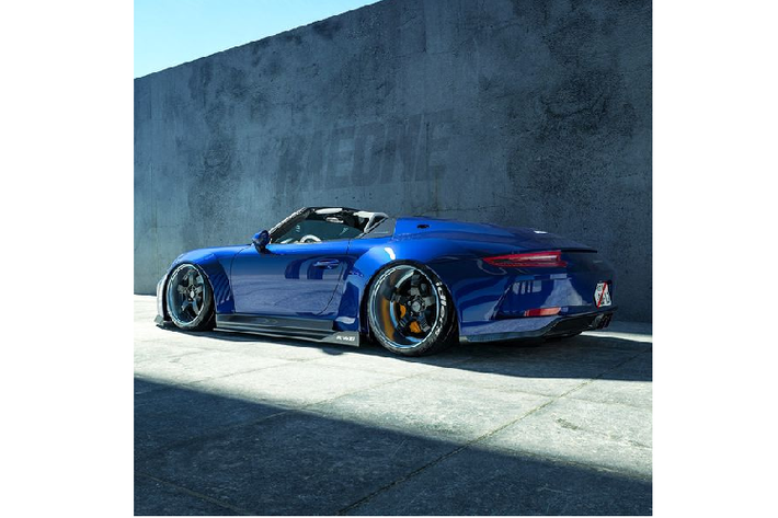 Phần trên của kính chắn gió cũng mang dấu ấn của Akira Nakai với dải chữ "RAUH-Welt" màu trắng trên nền đen. Mặc dù bản dựng của Karan Adivi trông rất thú vị nhưng siêu xe Porsche 911 Speedster trong thế giới thực thực sự quá hiếm, vì vậy, hầu hết các chủ sở hữu của 911 Speedster sẽ không đồng ý sửa đổi chiếc xe huyền thoại theo cách đó.