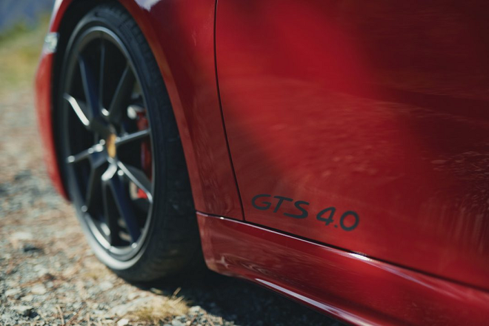 Tại thị trường Đức, giá xe Porsche 718 Cayman GTS 4.0 bán ra từ 81.296 Euro (khoảng hơn 2 tỷ đồng) trong khi giá bán của 718 Boxster GTS 4.0 sẽ khởi điểm từ 83.949 Euro (khoảng 2,16 tỷ đồng).