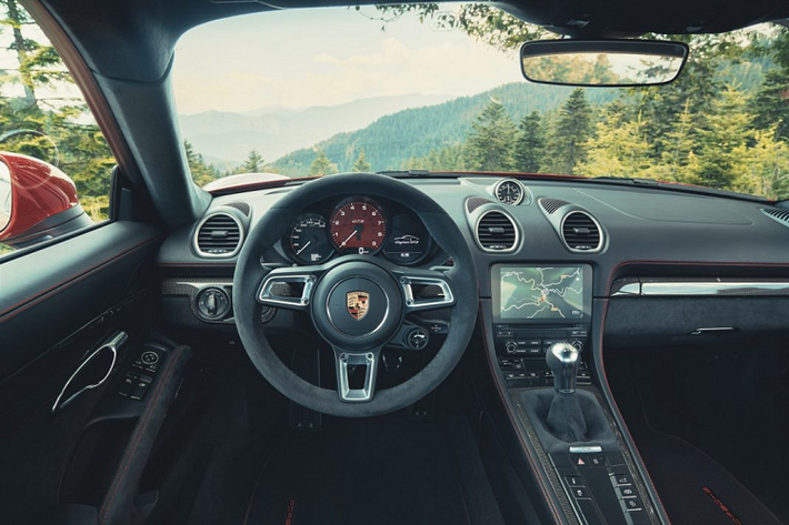 Được tạo ra cho những “dân chơi” Porsche đích thực, 718 Cayman GTS 4.0 và 718 Boxster GTS 4.0 sẽ được trang bị tiêu chuẩn nhiều món “đồ chơi” hàng hiệu đến từ Porsche. Xe sẽ được trang bị tiêu chuẩn hệ thống ống xả thể thao, gói Sport Chrono, hệ thống phân bổ lực kéo Porsche Torque Vectoring, vi sai chống trượt cơ học, cùng hệ thống giảm xóc chủ động PASM (Porsche Adaptive Suspension Management) có khả năng hạ thấp chiều cao xe đi 20 mm khi cần thiết.