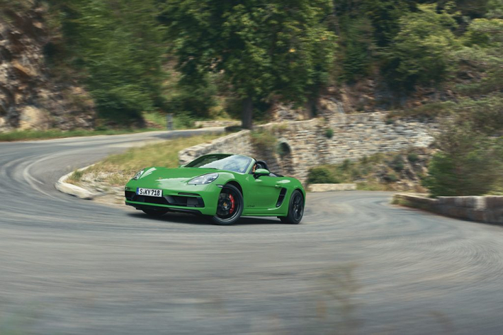 Đúng với tên gọi của mình, dòng sản phẩm Porsche 718 GTS 4.0 mới sẽ mang trên mình khối động cơ boxer 6 xy-lanh, dung tích 4.0 lít giống với hai mẫu xe đầu bảng Cayman GT4 và Boxster Spyder. Việc ra mắt dòng sản phẩm GTS 4.0 cũng sẽ đánh dấu sự chấm dứt của 718 GTS sử dụng động cơ boxer 4 xy-lanh ở thời điểm hiện tại.