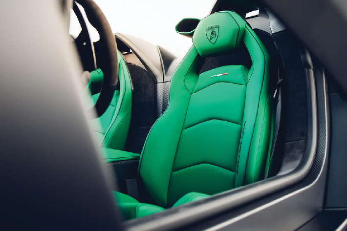 Phải mất vài năm nữa, sức mạnh của Veneno mới bị các đàn em như Aventador SVJ và Centenario qua mặt. Centenario là siêu xe thay thế vị trí của Veneno nhưng được sản xuất với số lượng lớn hơn – 40 chiếc.