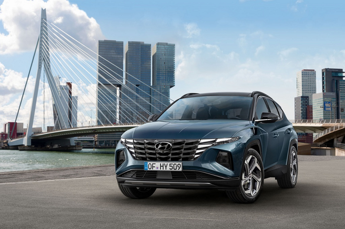 Hyundai Tucson 2021 mới vừa được ra mắt với kiểu dáng thay đổi hoàn toàn. Ở thế hệ mới, Tucson được xây dựng theo ngôn ngữ Sensuous Sportiness của hãng xe Hàn Quốc.