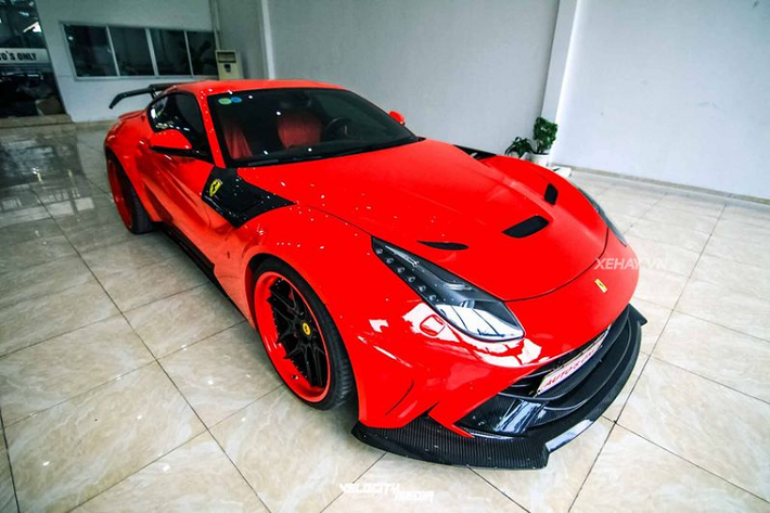Siêu phẩm Ferrari F12 Berlinetta trong bài viết là một trong những chiếc F12 đầu tiên cập bến Việt Nam. Ban đầu, chiếc xe này thuộc sở hữu của doanh nhân Nguyễn Quốc Cường. Sau đó, chiếc xe tiếp tục về tay một đại gia sinh sống ở Vũng Tàu trước khi được bán ra Hà Nội. Với lần xuất hiện này, chiếc F12 Berlinetta đã có mặt tại TP HCM để bảo dưỡng lại một số chi tiết.