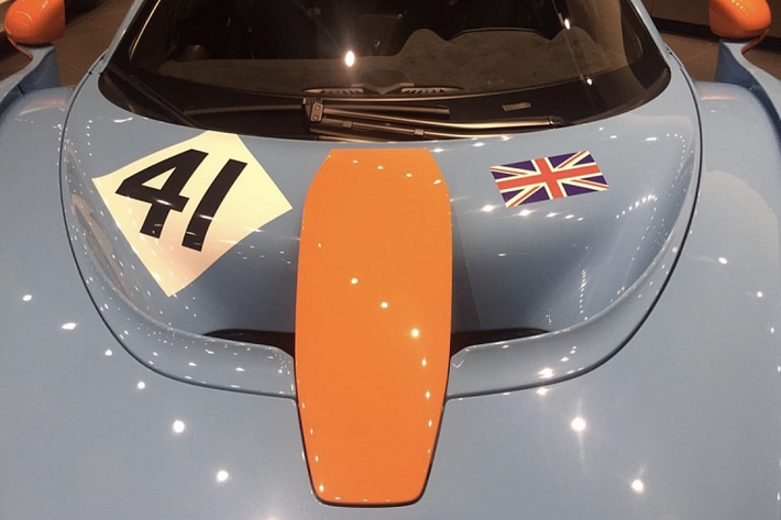 Hai bên thân xe còn là bảng số đánh theo sở thích của chủ nhân cùng dòng chữ “Powered by McLaren” – khác với chiếc F1 GTR LT ngày xưa với dòng chữ “Powered by BMW”. Xe còn được trang bị bộ mâm đa chấu màu cam giống với chiếc xe đua huyền thoại ngày xưa.