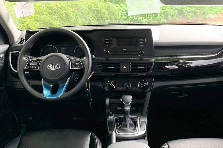 Với mức giá chưa đến 600 triệu, Kia Seltos bản Deluxe được kỳ vọng sẽ là lựa chọn cho người dùng thực dụng không cần nhiều trang bị. Tuy nhiên, những hình ảnh thực tế của xe gây thất vọng với nhiều người. Mặc đù được định vị ở phân khúc crossover cỡ nhỏ hạng B, nhưng diện mạo của Kia Seltos khá nam tính, thiết kế góc cạnh cứng cáp như phong cách xe SUV. Phần đầu Kia Seltos nổi bật với cụm lưới tản nhiệt hình “mũi hổ” đặc trưng của thương hiệu Kia, nối liền mạch với cụm đèn pha.