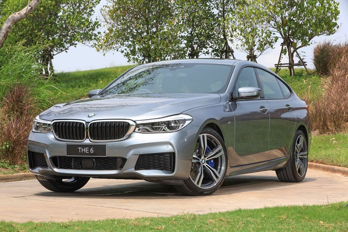 BMW 630i GT M Sport mới đã cập bến Thái Lan với cabin rộng rãi giúp tay lái thư giãn trên đường cùng với thiết kế ngoại thất độc đáo và mạnh mẽ. Sự sang trọng của xe được thể hiện qua đèn pha LED thích ứng, lưới tản nhiệt hình quả thận lớn và mui xe dốc về phía sau theo phong cách Coupe.Ở sau xe, đèn hậu trong thiết kế ba chiều nổi bật.