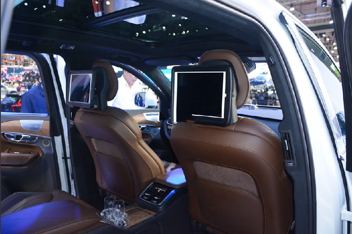 Khi đi đến bên hông xe từ hướng cửa tài, Volvo XC90 Excellence chẳng có gì nổi bật, vẫn là đèn hậu chạy dọc uốn lượn, dòng chữ XC90. Khác biệt của mẫu Volvo XC90 đắt nhất nằm ở logo T8 có thêm hình vương miện đặt kế bên. Đến đây có người sẽ hỏi vì sao Volvo XC90 Excellence lại có giá bán đắt đỏ đến thế? Sự tinh tế và đẳng cấp khiến XC90 Excellence bị đẩy giá bán cao gấp đôi một chiếc xe tiêu chuẩn nằm ở khoang lái. Cụ thể hơn là hàng ghế sau.