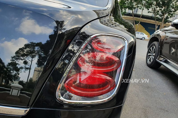Các tính năng hiện đại gồm hệ thống âm thanh cao cấp, với 14 loa Naim, công suất 2.200 W, hãng xe sang Bentley còn trang bị hệ thống giải trí với màn hình riêng biệt cho hàng ghế sau, bộ phát wifi, tai nghe Bluetooth...
