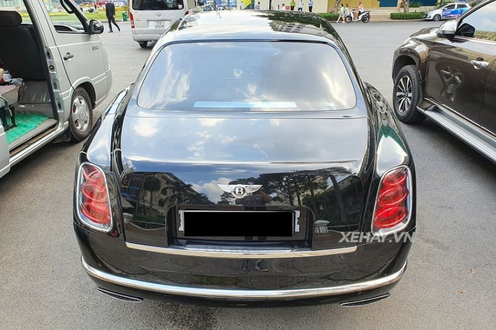 Phần đuôi xe mạnh mẽ với thiết kế dốc cùng cặp ống xả thể thao làm từ thép không gỉ và cụm đèn hậu 3 tầng LED hình Oval. Hoàn thiện diện mạo đồ sộ của Mulsanne Speed là bộ mâm 5 chấu đơn bản to 21 inch được đánh bóng thủ công cẩn thận.