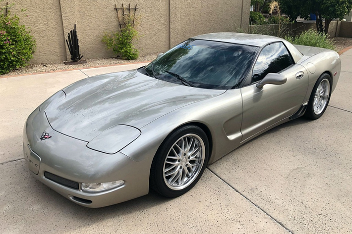 Xe thể thao Chevrolet Corvette C5 tại Mỹ được sản xuất trong giai đoạn 1997-2004 với kiểu dáng 2 cửa và trang bị động cơ V8. Mới đây, một chủ xe sau khi mua lại phiên bản mui cứng đời 1999 của Corvette C5 đã quyết định độ chiếc xe theo phong cách vô cùng độc đáo.