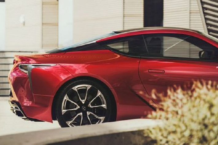 Với mục tiêu nâng cao sự thoải mái, an toàn và xử lý cho xe, các kỹ sư của Lexus đã cố gắng giảm tổng trọng lượng, bớt được 10kg nhờ các thanh treo bằng nhôm mới, thanh chống lật rỗng có đường kính mới, lò xo cuộn vật liệu mới có sức bền cao và mâm sau 21 inch nhẹ hơn trước. Chiếc xe cũng được hưởng lợi từ một bộ giảm xóc hiệu suất phía sau mới và hệ thống điều khiển cho Hệ thống treo biến thiên thích ứng (AVS) đã được sửa đổi để phù hợp với phần cứng mới.