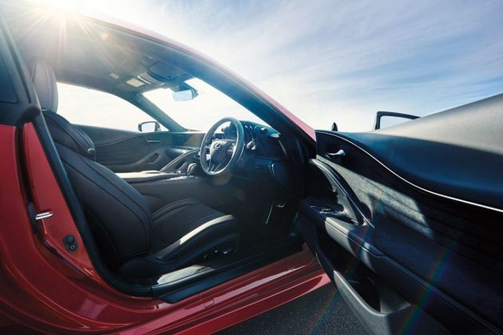 Dưới nắp ca-pô, Lexus LC 500 mới được trang bị động cơ xăng V8 hút khí tự nhiên 2UR-GSE 5.0L tiếp tục cung cấp công suất tối đa 470 mã lực tại 7.100 vòng/phút và mô-men xoắn cực đại 540Nm tại 4.800 vòng/phút. Hộp số tự động 10 cấp Direct Shift đã được điều chỉnh để giữ bánh răng lâu hơn khi bướm ga ở trong "vùng hoạt động" (50-70%) trước khi sang số, làm tăng cảm giác phấn khích mỗi lần tăng tốc.