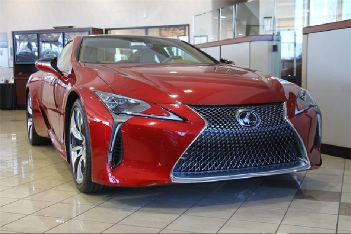 Lexus cũng giới thiệu cho LC 500 2020 tính năng Power Easy Access mới, giúp việc ra vào xe dễ dàng hơn, lái xe có thể thu cột lái lại sau khi tắt máy. Về trang bị tiêu chuẩn, Lexus LC 500 mới có đèn pha chiếu LED thể thao với đèn ngày LED, điều hòa tự động hai vùng, hệ thống âm thanh Mark Levinson 13 loa, màn hình cụm công cụ đo kỹ thuật số 8 inch, bọc ghế Alcantara, mái xe sợi carbon, vi sai chống trượt giới hạn Torsen cũng như cánh gió sau chủ động.