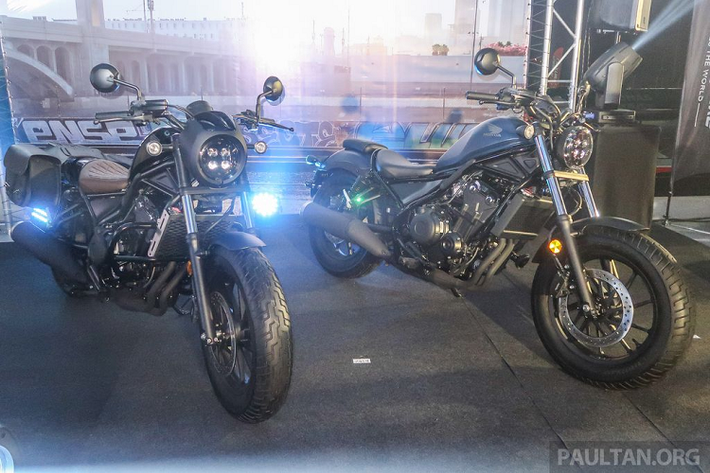 Mới đây, Honda Malaysia đã cho ra mắt phiên bản mới của mẫu xe cruiser Honda Rebel 500 2020 mới. So với phiên bản trước, Rebel 500 2020 vẫn giữ nguyên vóc dáng quen thuộc nhưng các đường nét thiết kế chi tiết, trang bị đều đã được tinh chỉnh lại mang tới cái nhìn hiện đại và sắc nét hơn. Tại thị trường Malaysia, mẫu xe này có giá bán niêm yết từ 32.899 Ringgit (khoảng 190 triệu đồng).